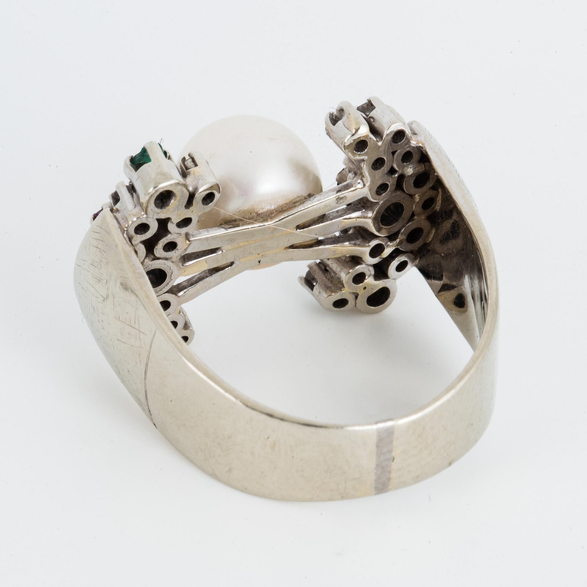 RING, vitguld med pärla, diamanter, safir, smaragd och rubin.
