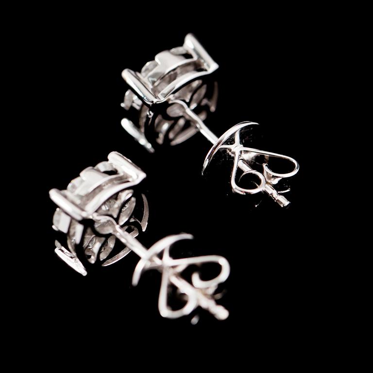 ÖRHÄNGEN, 1 par, 18 k vitguld, med briljantslipade diamanter totalt 1.04 ct.