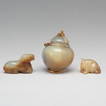 Two Chinese nephrite figurines and an agathe pendant with cover.