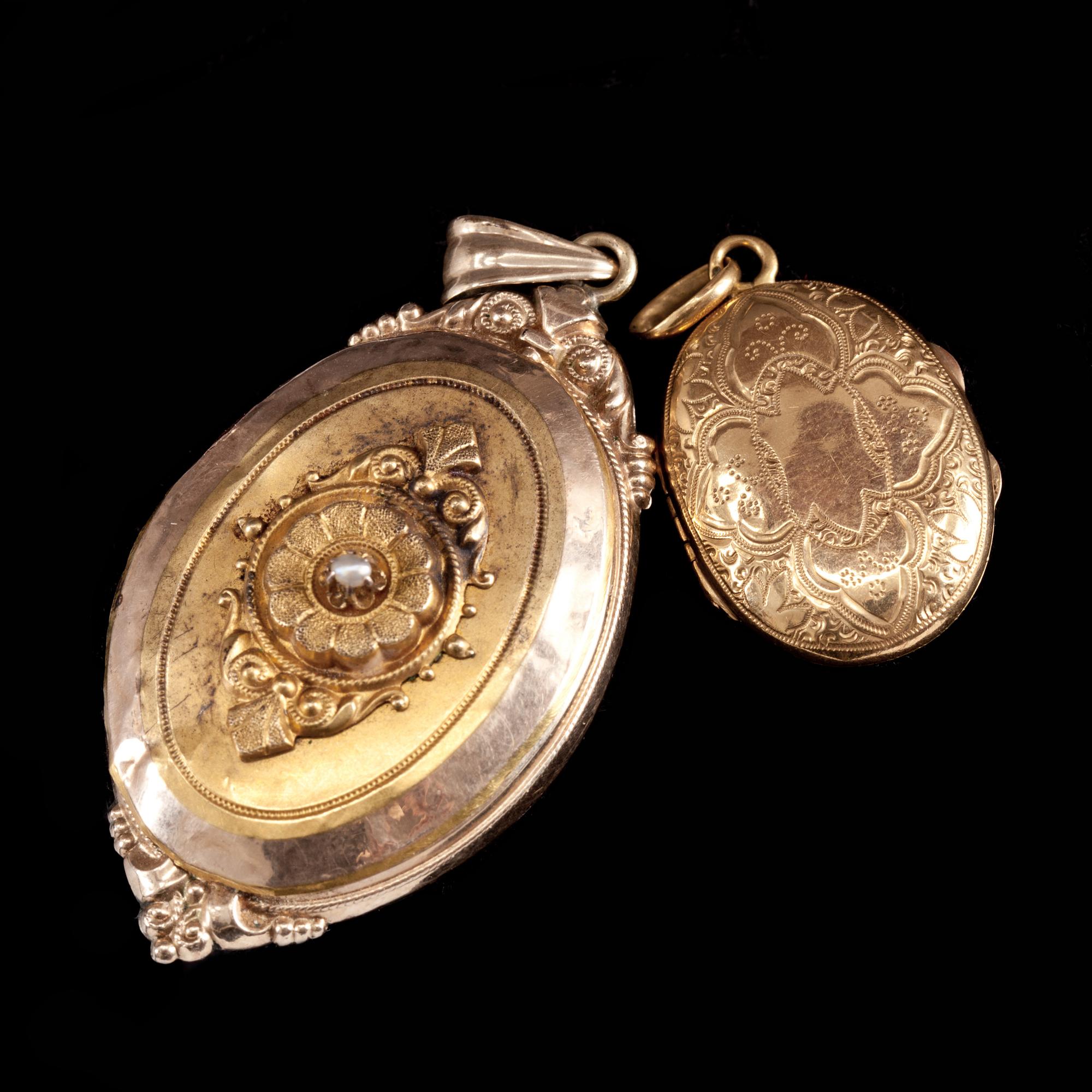 MEDALJONGER, 2 st. 18k guld. 1900-talets första hälft. Vikt tot ca 12 g.