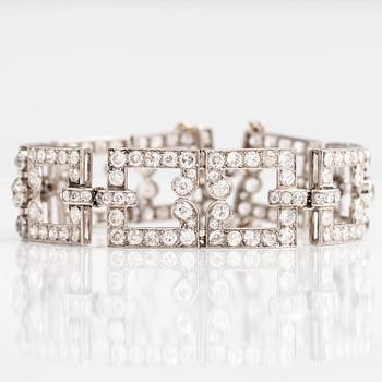 An Art deco (1920-30's) platinum bracelet with old cut diamonds ca. 16.50 ct in total.