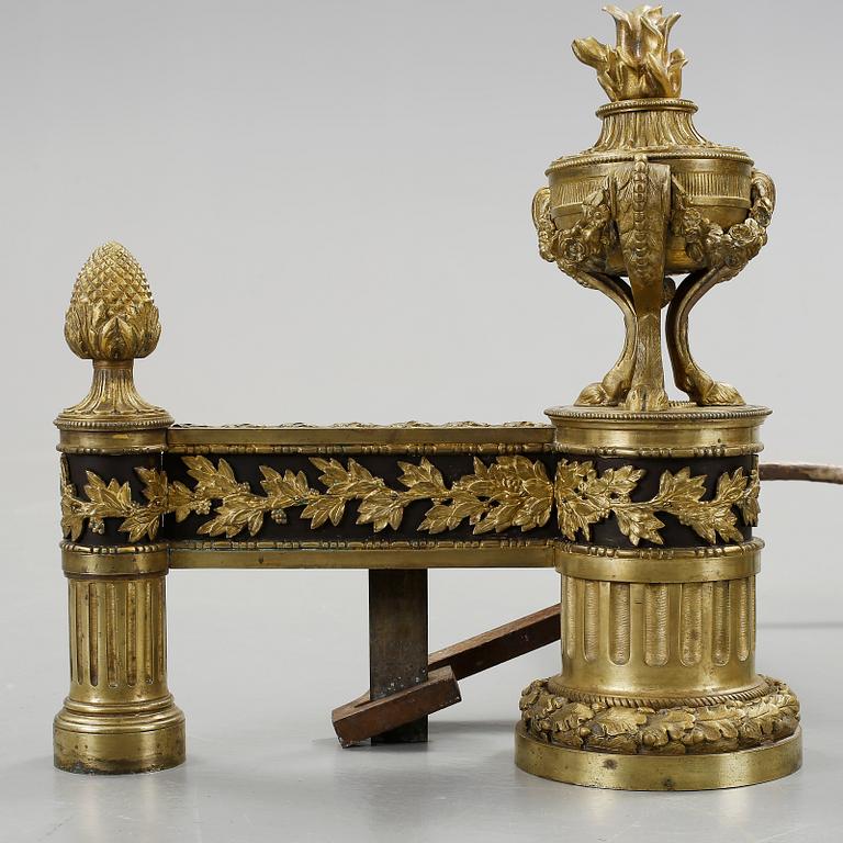 ELDHUNDAR, ett par, förgylld brons, Louis XVI-stil, 1800-talets andra hälft.