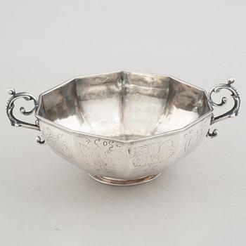 A silver drinking bowl, indistinct marks, Northern Europe 16th-/17th century.