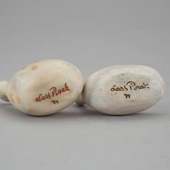 LARS PIRAK, saltripor med sked, ett par, renhorn, signerade.