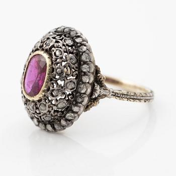 489. Buccellati ring 18K guld och silver med en fasettslipad rubin och rosenslipade diamanter.