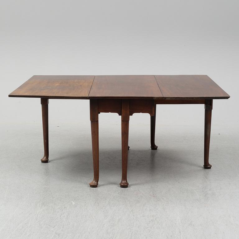 A two-piece mahogany gate leg table, 19th Century.