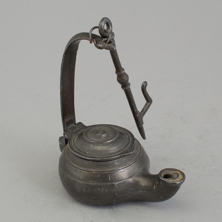 AN 18TH CENTURY PEWTER OIL LAMP.