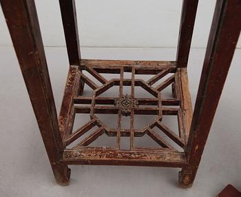 KARMSTOLAR, 1 par samt BORD, orientaliska, samtida.