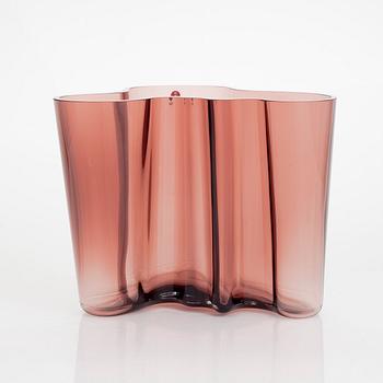 Alvar Aalto, a '3030' glas vase, signed Alvar Aalto Iittala.