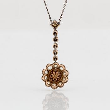 Hängsmycke med en boutonformad pärla och gammalslipade diamanter.