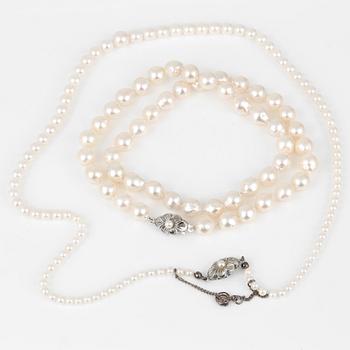 COLLIER, 2 st, med odlade pärlor och lås i silver.