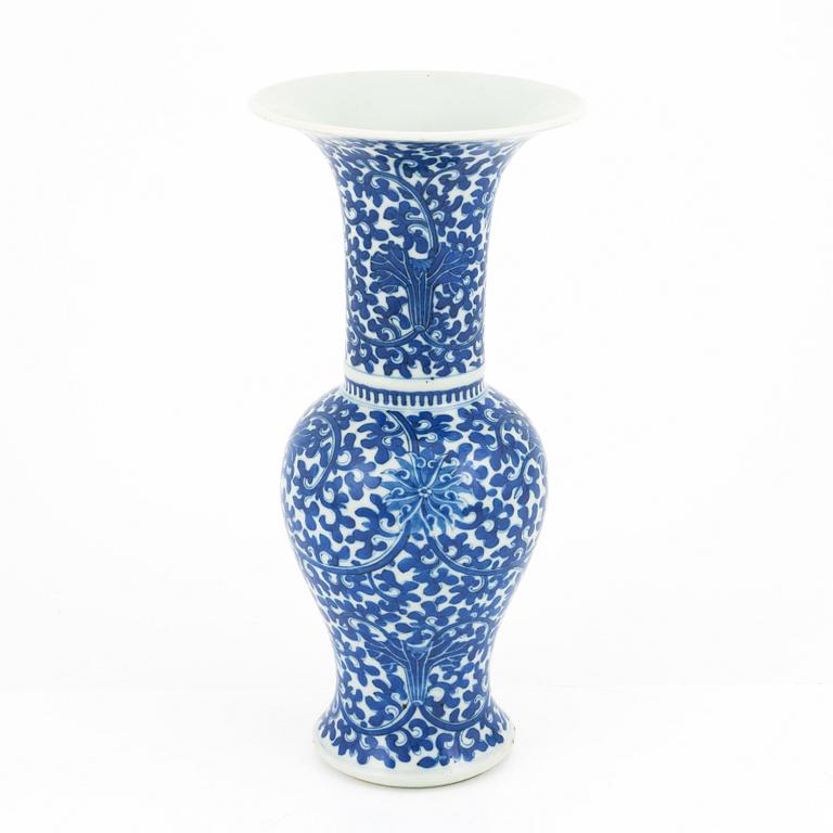 A blue and white vase, late Qing dynasty, circa 1900.