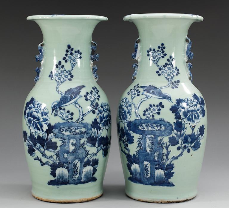 GOLVURNOR, ett par, porslin. Qing dynastin 1800-tal.
