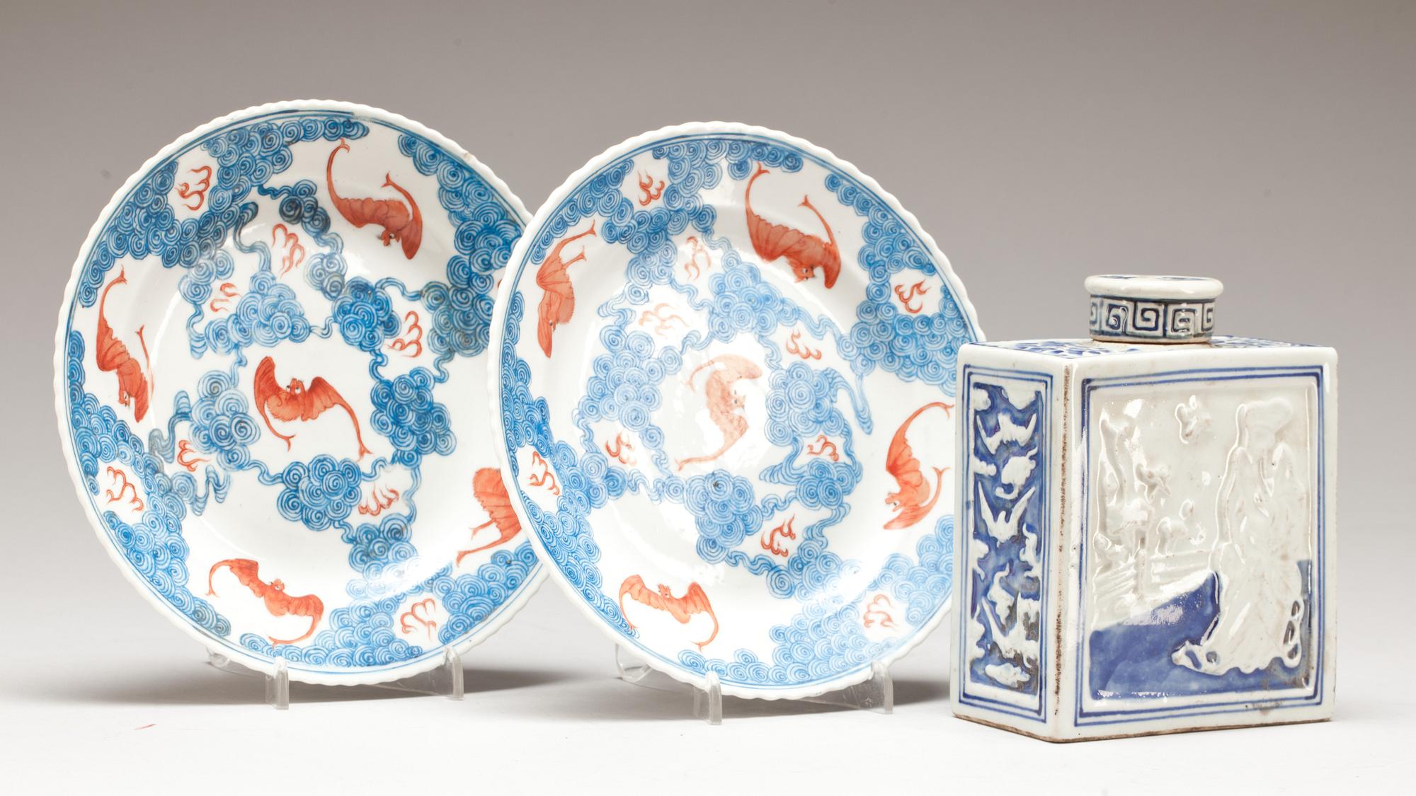 TEDOSA MED LOCK och TALLRIKAR, ett par. Porslin, Kina 1800-tal.