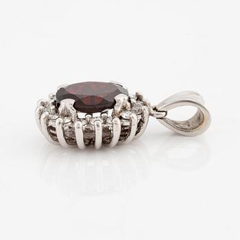 White gold pendant with garnet and brilliant-cut diamonds.