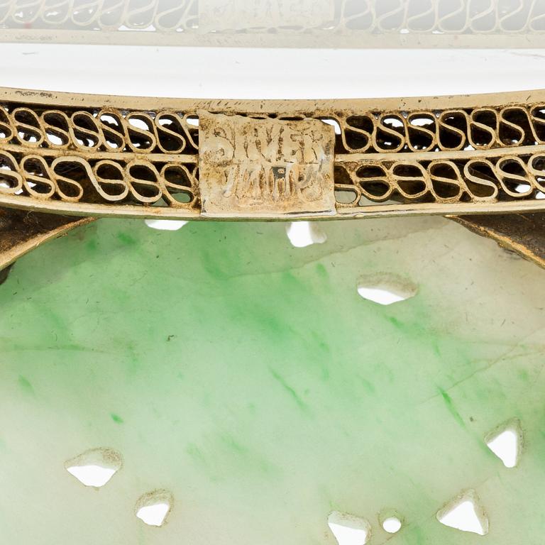 Armband, förgyllt silver med grön-vit sten möjligen nefrit. Sen Qingdynasti.