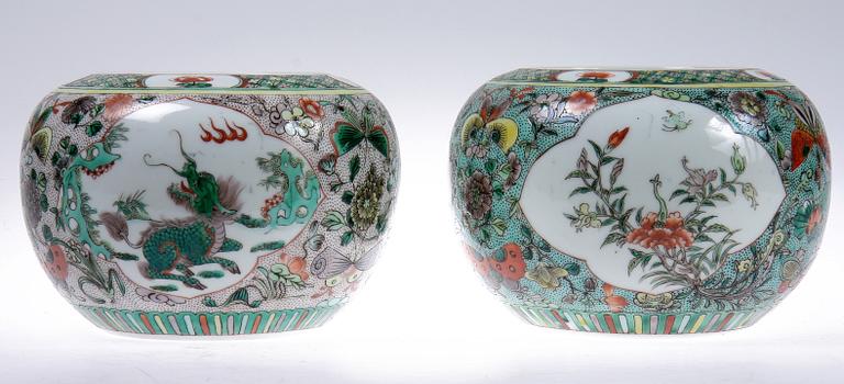 KRUKOR, ett par, porslin, Kina, 1900-tal.