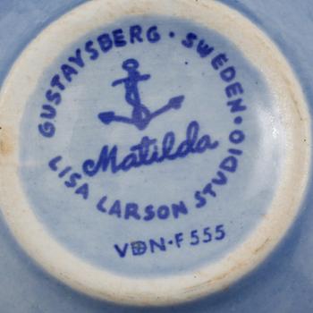 KOPPAR med FAT, 9 st, samt KANNA, keramik, Lisa Larson samt Stig Lindberg, Gustavsberg, 1900-talets andra hälft.