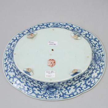 A pair of Chinese blue and white narcissus bowls. Qing dynasty, 19th century.