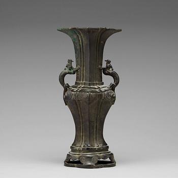 585. A bronze vase, Qing dynasty, 18th Century.