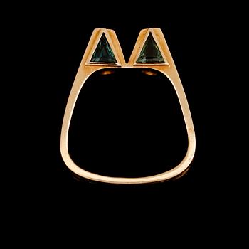 RING, 18 k guld, 4 gröna turmaliner. Total vikt ca 31 g.