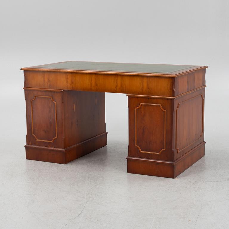 Skrivbord, engelskt, 1900-talets andra hälft.