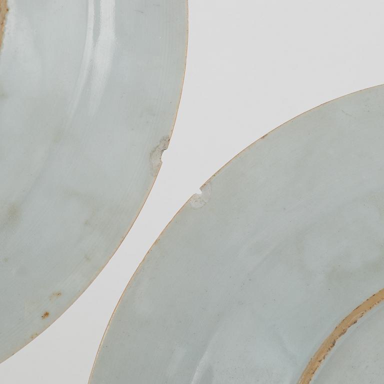 A famille rose punch bowl and two plates, Qing dynasty, Qianlong (1736-95).