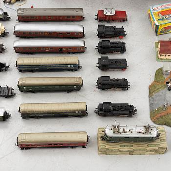 Märklin, bland annat, samling med lok, vagnar och tillbehör, 1950-60-tal.