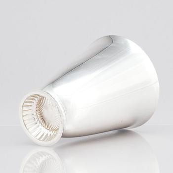 Sigvard Bernadotte, vas, Firma Georg Jensen, Köpenhamn efter 1945, design nr 823, sterling.
