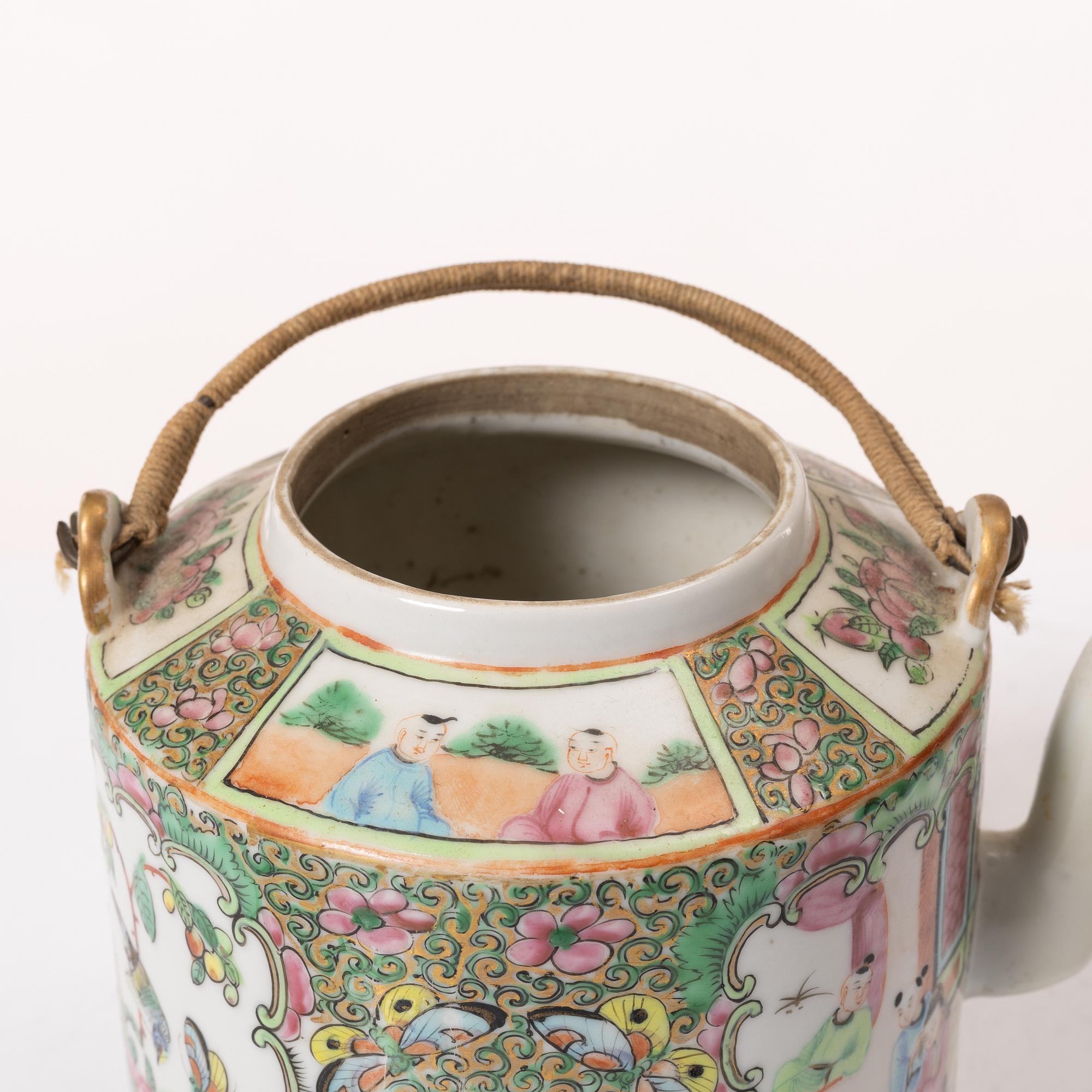 A Chinese Canton porcelain cup and a teapot, 19/20th century.