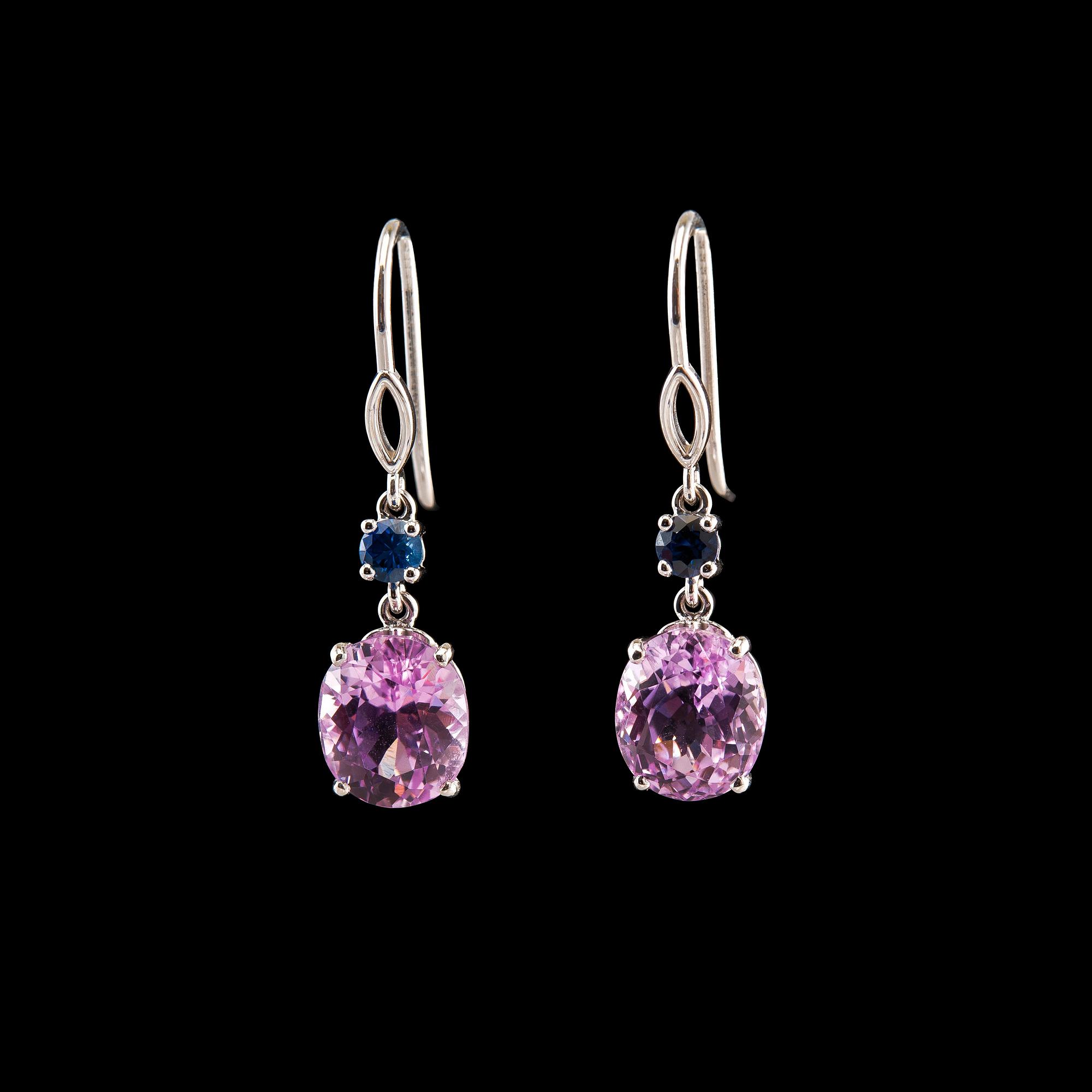 KORVAKORUT, roosa kuntsiitti Pakistanista 7.60 ct, safiireja 0.40 ct. 14K kultaa.