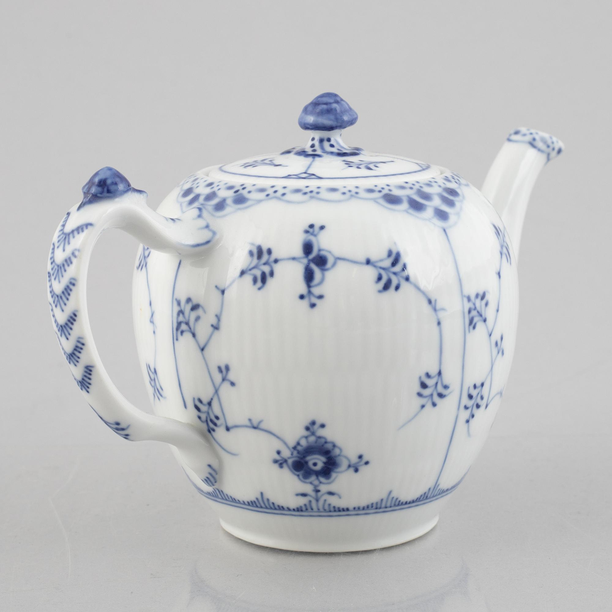 A 'Blue Fluted half lace' / 'Musselmalet' porcelain teapot, Royal Copenhagen, model 259, post 1923.
