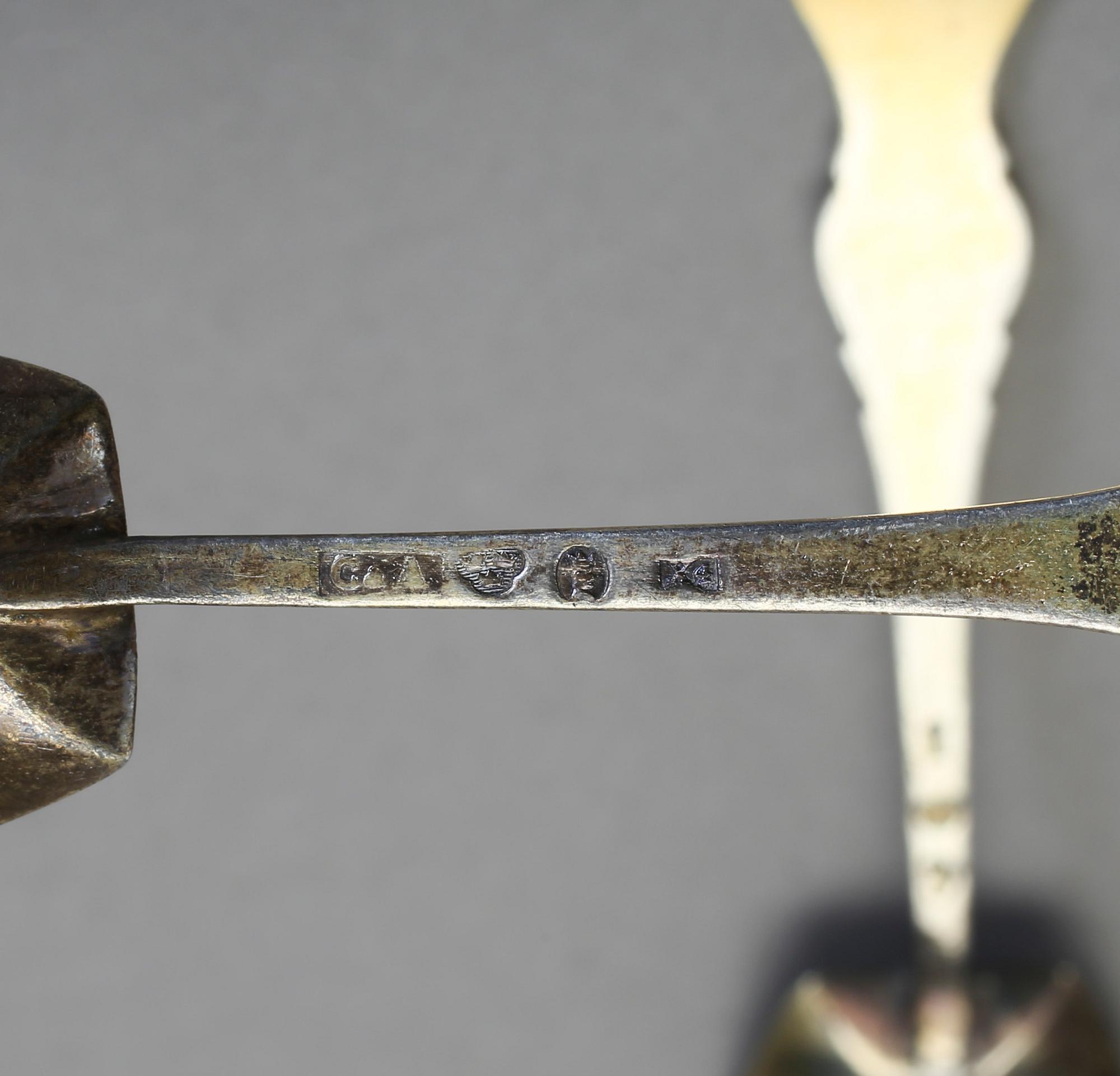 SKEDAR, saltskyfflar, silver, 6 st. vikt 4,9 gram, bl a 1852.