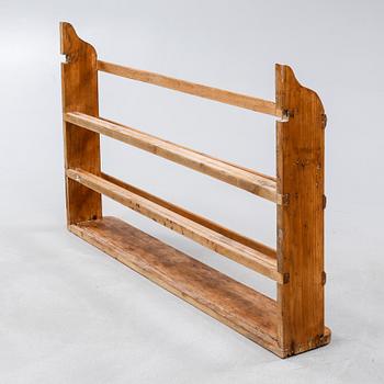 A shelf for plates, around the year 1900.