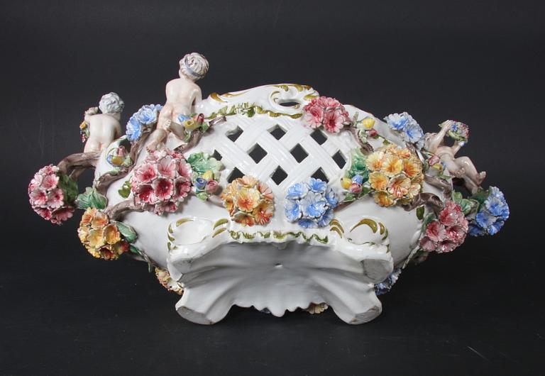 JARDINIERE, flintgods, rokokostil.
Proveniens: Git Gay.