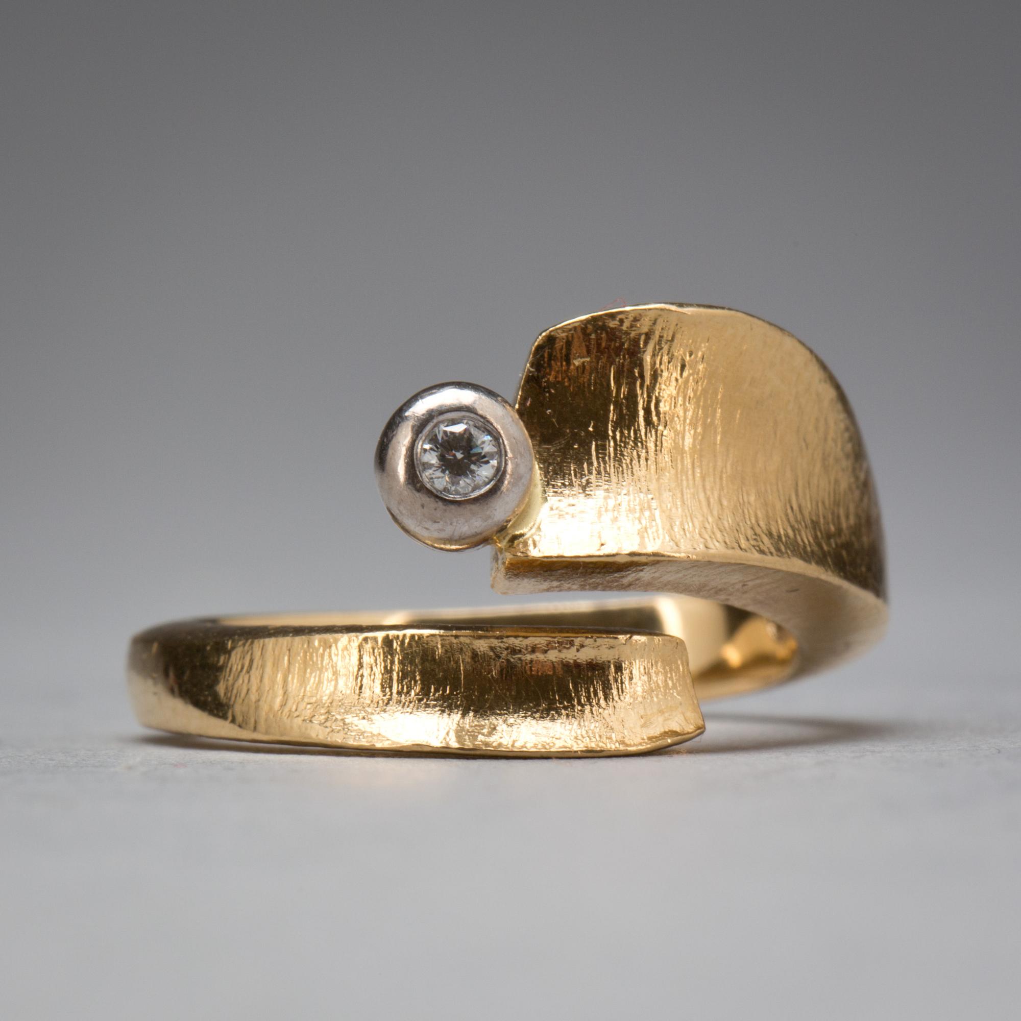 RING, 18 k guld -vitguld med briljantslipad diamant 0,05 ct. Ole Lynggaard. Vikt ca 9 g.