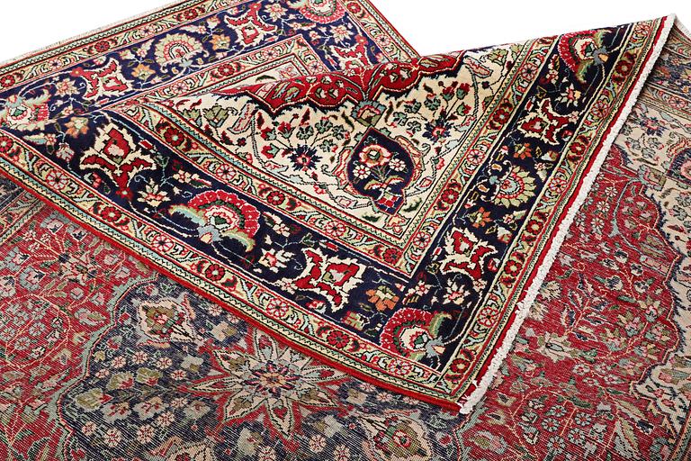 A Tabriz carpet, c. 300 x 202 cm.