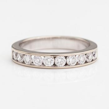 Alliansring, 18K vitguld, briljantslipade diamanter totalt 1.0 ct enligt gravyr.