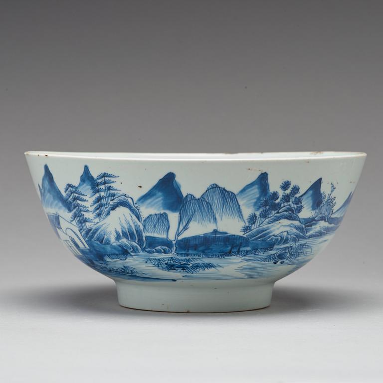 A large blue and white bowl, Qing dynasty, 18th Century.