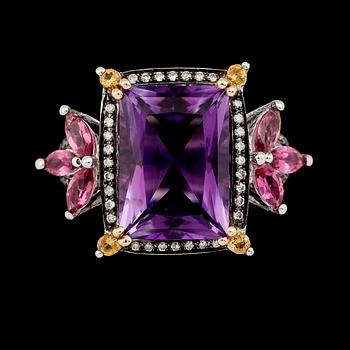 RING, 14K vitguld, ametist, diamanter och safirer.