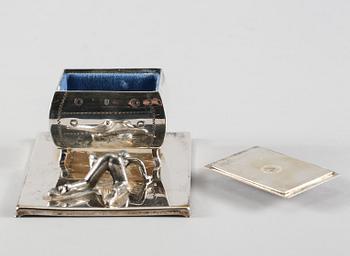 MANSCHETTKNAPPSASK, Eskilstuna, 1900-talets andra hälft.