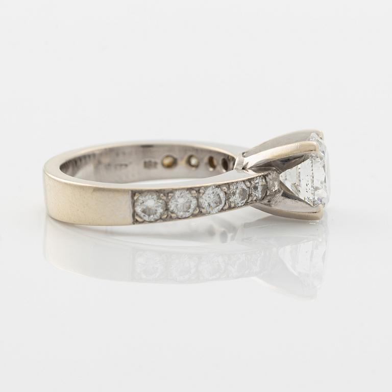 Ring with brilliant-cut diamond.