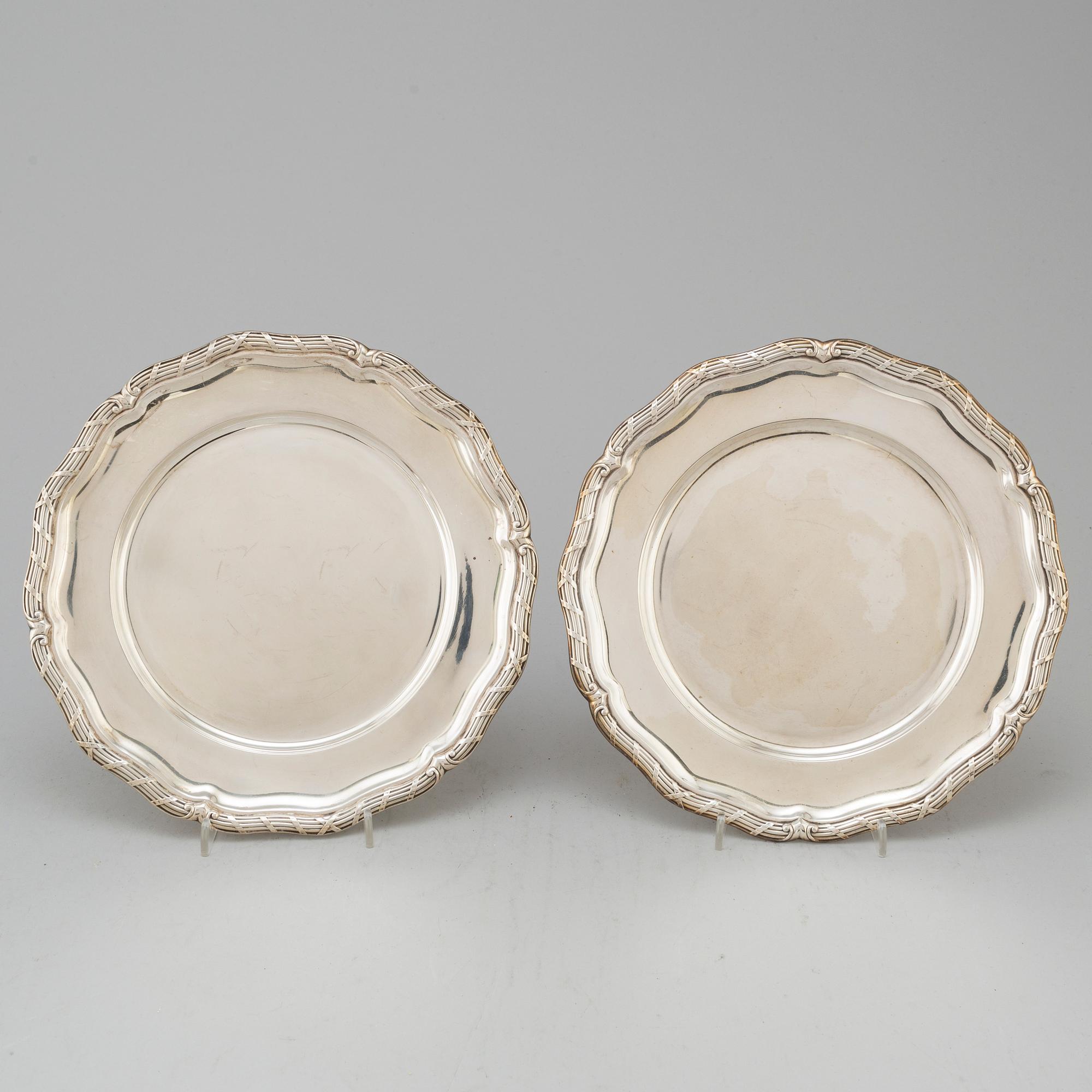 CG HALLBERG, a pair of silver dishes from Stockholm, 1939-56.