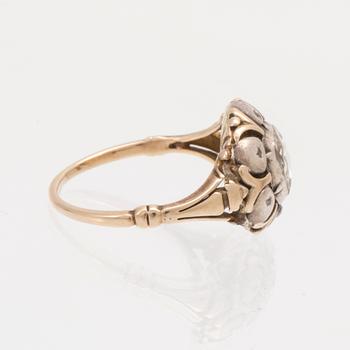 An 8K white and red gold ring set with rose cut diamonds.