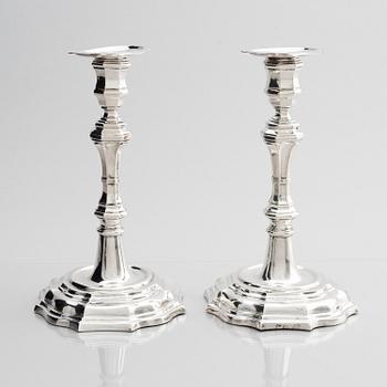 Jonas Thomasson Ronander, ljusstakar, ett par, silver, Stockholm 1754. Senbarock.