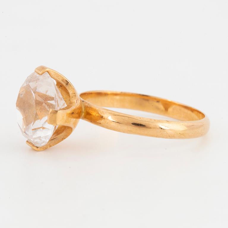 18K gold ring with synthetic white spinel.