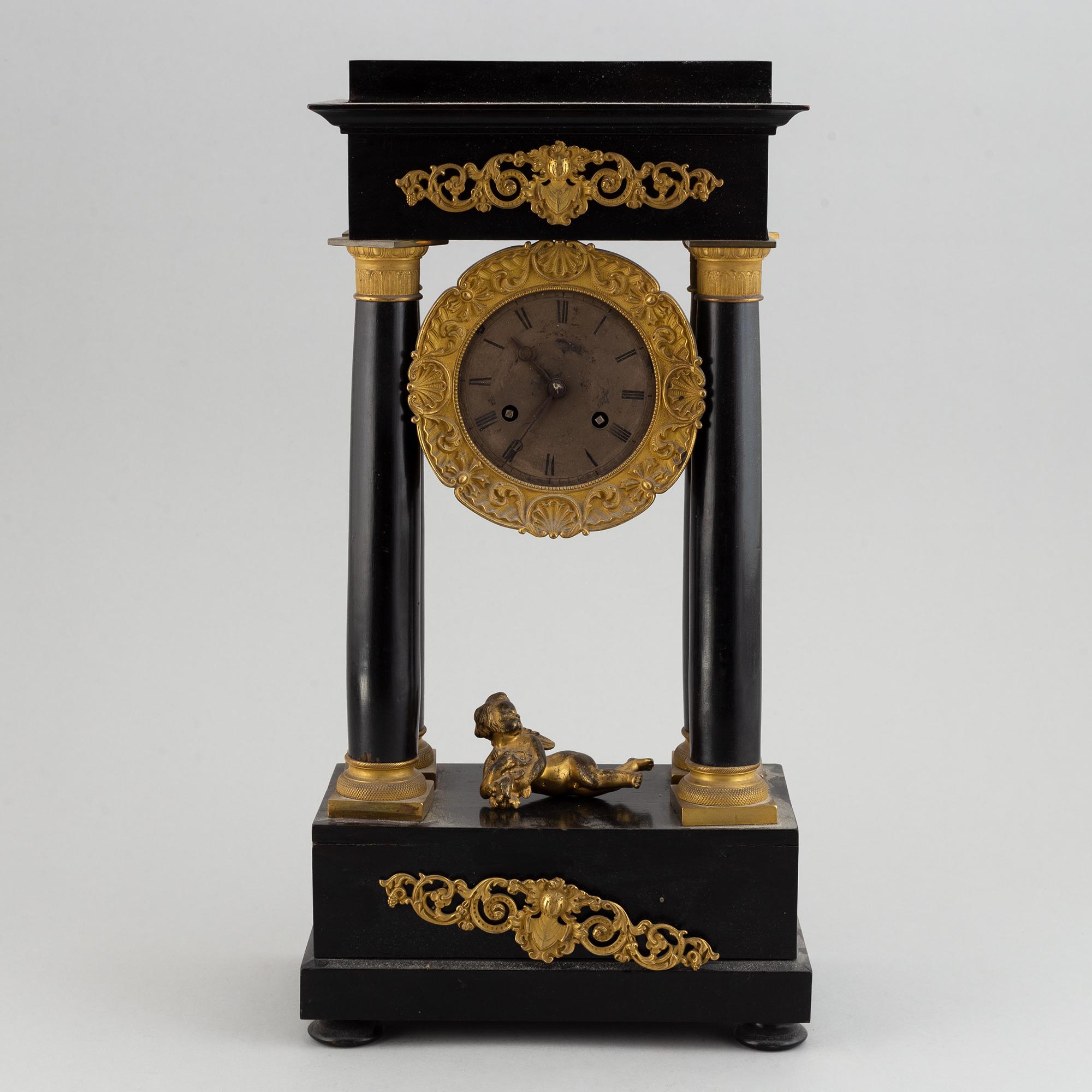 A late Empire´table clock.