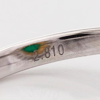 An 18K whitegold ring set with a cabochon-cut emerald and baguette- and brilliant-cut diamonds.