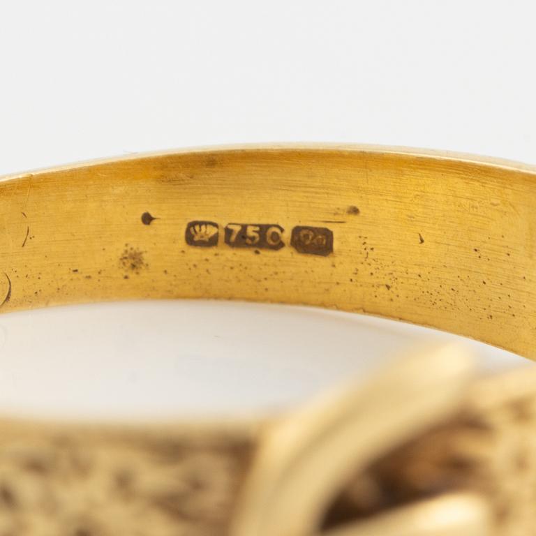 An 18K gold ring.
