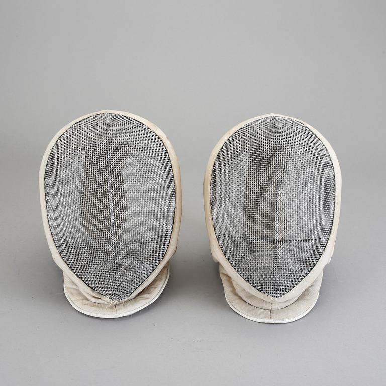 FLORETTER, 3 st, och SABLAR, 2 st, samt FÄKTMASKER, 2 st, 1900-talets mitt.